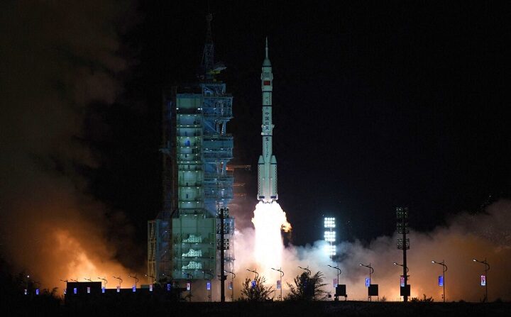 Estados Unidos está ahora detrás de China en la capacidad de derribar satélites. "El satélite Shijian-21 es un punto de inflexión", dice Weichert, que también produce The Weichert Report. "Es una capacidad ofensiva en el mundo real que puede cazar y destruir sistemas estadounidenses y dejar sordos, mudos y ciegos a los militares de Estados Unidos en la Tierra". Imagen: Un cohete portador Long March-2F, que transporta la nave espacial Shenzhou-13 con la segunda tripulación de tres astronautas a la nueva estación espacial de China, despega del Centro de Lanzamiento de Satélites de Jiuquan, en el desierto de Gobi, en el noroeste de China, en la madrugada del 16 de octubre de 2021. (STR/AFP vía Getty Images)