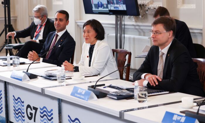 La representante comercial de Estados Unidos, Katherine Tai (centro), asiste a una cumbre comercial del G7 en Londres, Inglaterra, el 22 de octubre de 2021. (Henry Nicholls/WPA Pool/Getty Images)