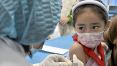 Padres están preocupados por las órdenes de vacunación de China sobre sus hijos