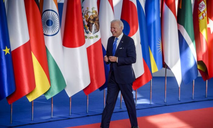 El presidente Joe Biden llega a la ceremonia de bienvenida durante el primer día de la cumbre del G20 en Roma el 30 de octubre de 2021. (Antonio Masiello/Getty Images)