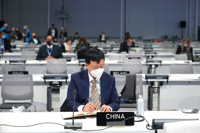 Un delegado de China se prepara antes del inicio de la COP26 en el Scottish Event Campus en Glasgow, Escocia, el 31 de octubre de 2021. (Christopher Furlong/Getty Images)