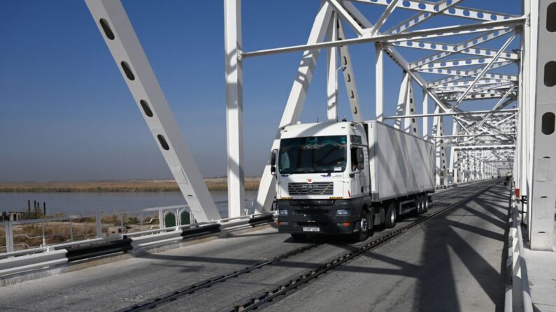 Un camión llega desde Uzbekistán al puente de la amistad entre Afganistán y Uzbekistán en Hairatan, Afganistán, el 27 de octubre de 2021. (Wakil Kohsar/AFP vía Getty Images