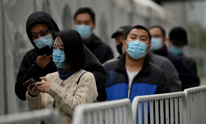 La gente hace cola para una prueba de COVID-19 en Beijing el 1 de noviembre de 2021. (Noel Celis/AFP vía Getty Images)