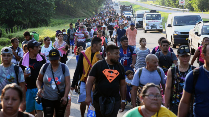 Migrantes que se dirigen en caravana hacia Estados Unidos, caminan hacia la Ciudad de México para solicitar asilo y refugio en Mapastepec, Estado de Chiapas, México, el 1 de noviembre de 2021. (Isaac Guzman/AFP a través de Getty Images)