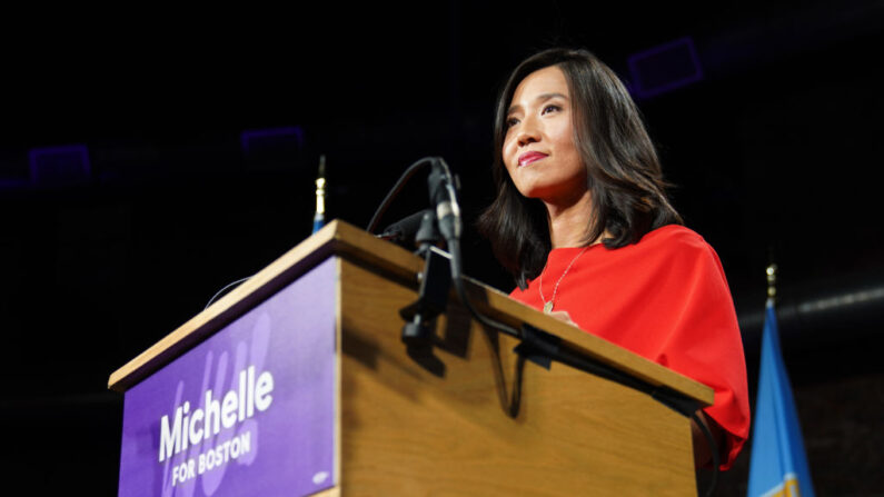 Michelle Wu habla con sus partidarios en un evento de la noche de las elecciones el 2 de noviembre de 2021 en Boston, Massachusetts, después de derrotar a su compañera concejal demócrata Annissa Essaibi George y ser elegida alcaldesa de la ciudad. (Allison Dinner / Getty Images)