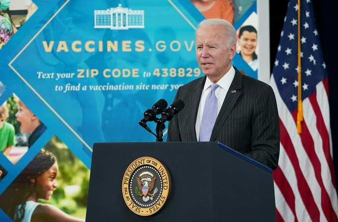 El presidente de EE.UU., Joe Biden, habla sobre la autorización de la vacuna COVID-19 para niños de 5 a 11 años en el auditorio South Court, junto a la Casa Blanca, en Washington, DC, el 3 de noviembre de 2021. (MANDEL NGAN/AFP vía Getty Images)