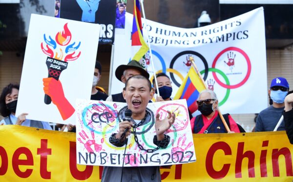 Activistas se manifiestan frente al consulado chino de Los Ángeles en Los Ángeles, pidiendo un boicot para los Juegos Olímpicos de Invierno de Beijing 2022, debido a las preocupaciones sobre los antecedentes de derechos humanos de China en Los Ángeles, California, el 3 de noviembre de 2021. (Frederic Brown/AFP a través de Getty Images)