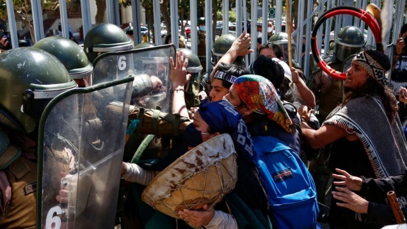 Indígenas mapuches chilenos y sus partidarios se enfrentan a la policía antidisturbios durante una protesta contra el Gobierno de Chile frente al edificio del Congreso en Valparaíso, Chile, el 4 de noviembre de 2021. (Dedvi Missene/AFP vía Getty Images)