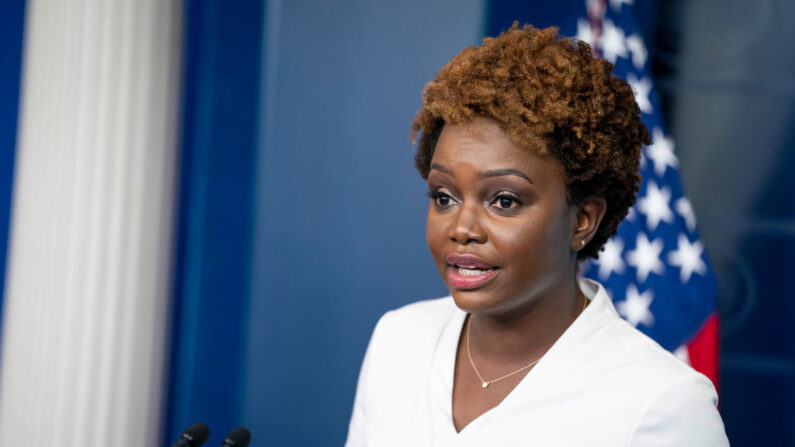 La subsecretaria de prensa de la Casa Blanca, Karine Jean-Pierre, durante la conferencia de prensa diaria en la Casa Blanca el 5 de noviembre de 2021 en Washington, DC. (Sarah Silbiger/Getty Images)