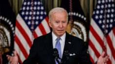 Biden promulga ley que restringe más a Huawei y ZTE para proteger telecomunicaciones de EE. UU.