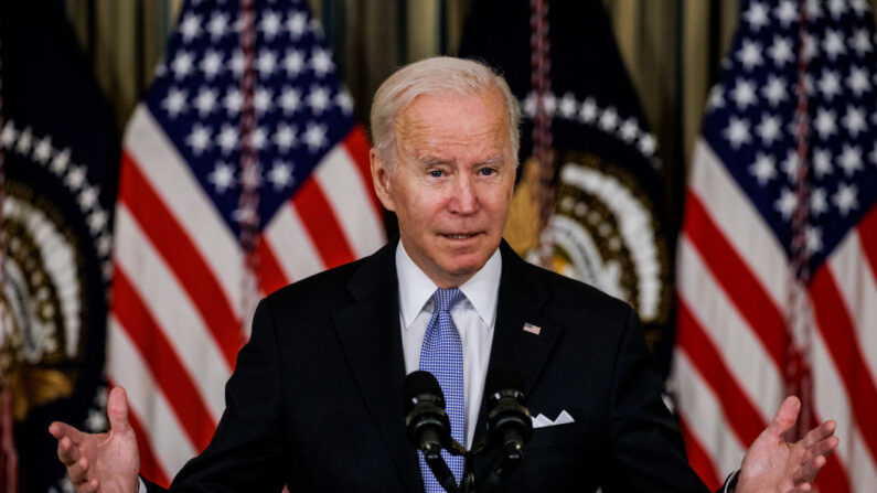 El presidente estadounidense Joe Biden habla durante una conferencia de prensa en el Comedor Estatal de la Casa Blanca el 6 de noviembre de 2021 en Washington, DC. (Samuel Corum / Getty Images)