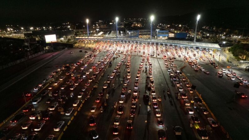 Vista aérea de autos haciendo fila para cruzar la frontera en el puerto de cruce de San Ysidro, en la frontera entre México y Estados Unidos, en Tijuana, México, el 7 de noviembre de 2021. (GUILLERMO ARIAS/AFP a través de Getty Images)