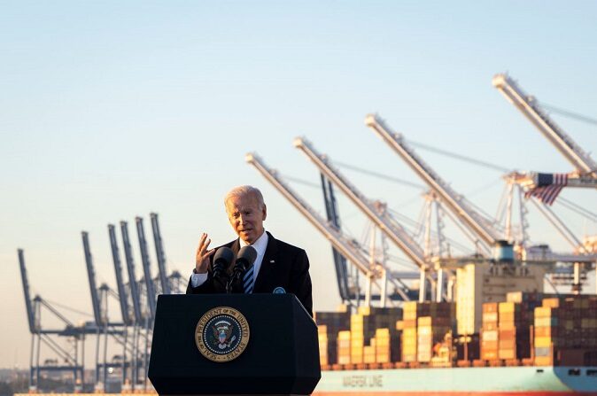 El presidente de EE.UU., Joe Biden, habla sobre la recientemente aprobada Ley de Inversión en Infraestructura y Empleos de 1.2 billones de dólares en el Puerto de Baltimore el 10 de noviembre de 2021 en Baltimore, Maryland. (Drew Angerer/Getty Images)