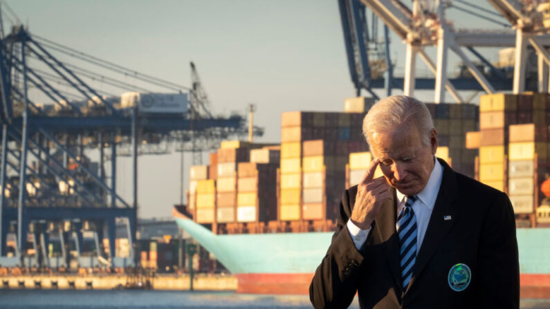 El presidente de los Estados Unidos, Joe Biden, en el Puerto de Baltimore el 10 de noviembre de 2021 en Baltimore, Maryland. (Drew Angerer/Getty Images)