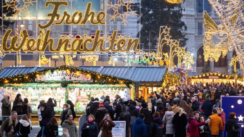 La gente visita el recién inaugurado "Christkindlmarkt", el clásico mercado navideño de Viena, en la plaza frente al Ayuntamiento de Viena, Austria, el 12 de noviembre de 2021, durante la actual pandemia de covid-19. (Georg Hochmuth/APA/AFP vía Getty Images)
