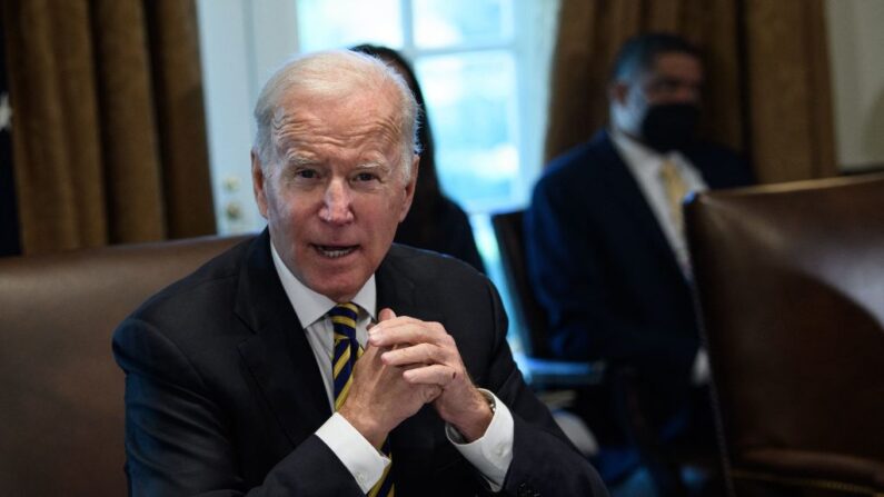 El presidente de Estados Unidos, Joe Biden, preside una reunión del gabinete en la Casa Blanca en Washington, DC, el 12 de noviembre de 2021. (NICHOLAS KAMM/AFP vía Getty Images)