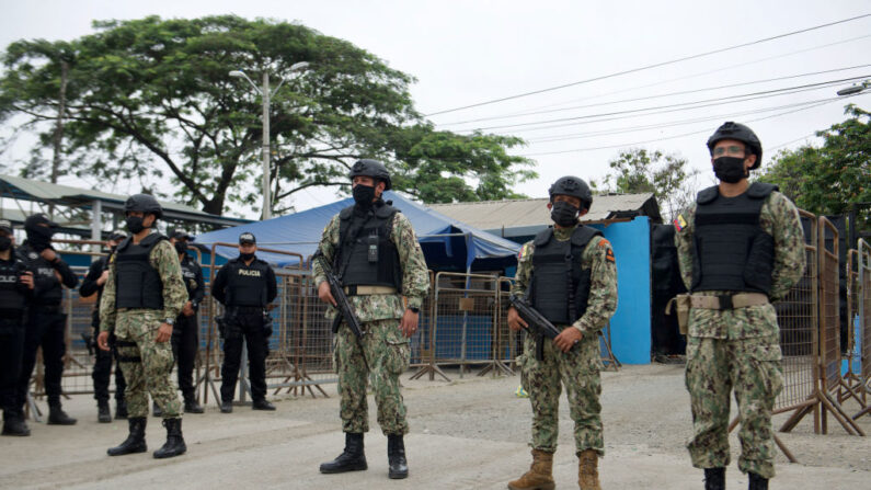En una fotografía de archivo, policías militares hacen guardia en el exterior de la cárcel Guayas 1 tras un estallido de violencia entre los reclusos que dejó 68 muertos en Guayaquil, Ecuador, el 13 de noviembre de 2021. (Fernando Mendez/AFP vía Getty Images)