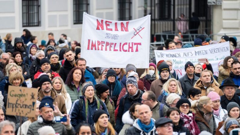 Un manifestante sostiene una pancarta en la que se lee "No a la vacunación obligatoria", durante una protesta contra el confinamiento por la vacuna COVID-19 en Viena, Austria, el 14 de noviembre de 2021. (Georg Hockmuth/APA/AFP vía Getty Images)