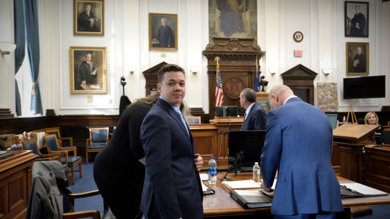 Kyle Rittenhouse, en el centro, se dirige a su asiento al comienzo del día en el Tribunal del Condado de Kenosha el 15 de noviembre de 2021 en Kenosha, Wisconsin. (Sean Krajacic-Pool/Getty Images)