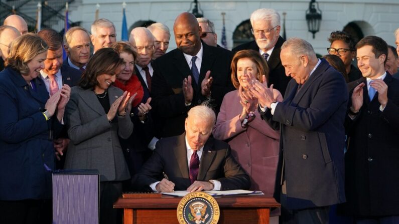 El presidente de los EE. UU., Joe Biden, participa en una ceremonia de firma del H.R. 3684, la Ley de Empleos e Inversión en Infraestructura en el Jardín Sur de la Casa Blanca en Washington, DC, el 15 de noviembre de 2021. (Mandel Ngan/AFP a través de Getty Images)