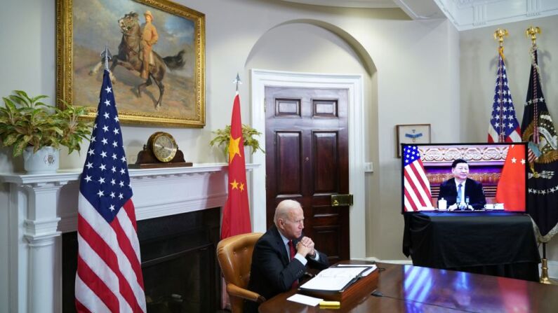 El presidente de Estados Unidos, Joe Biden, se reúne con el líder chino , Xi Jinping, durante una cumbre virtual desde la Sala Roosevelt de la Casa Blanca en Washington, DC, el 15 de noviembre de 2021. (Foto de MANDEL NGAN/AFP a través de Getty Images)