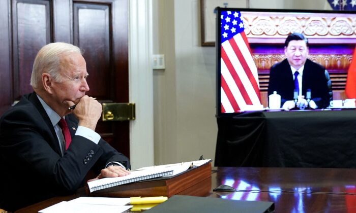 El presidente de Estados Unidos, Joe Biden, se reúne con el líder chino Xi Jinping durante una cumbre virtual desde la Sala Roosevelt de la Casa Blanca, en Washington, el 15 de noviembre de 2021. (Mandel Ngan/AFP a través de Getty Images)