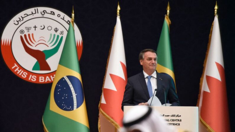 El presidente de Brasil, Jair Bolsonaro, pronuncia un discurso durante una ceremonia en el Centro Global Rey Hamad para la Convivencia Pacífica en Manama, la capital de Bahréin, el 16 de noviembre de 2021. (Mazen Mahdi/AFP vía Getty Images)