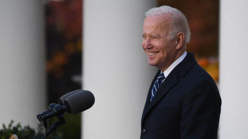 El presidente de Estados Unidos, Joe Biden, sonríe antes de hablar durante el indulto del pavo de Acción de Gracias en el Jardín de Rosas de la Casa Blanca en Washington, DC, el 19 de noviembre de 2021. (OLIVIER DOULIERY/AFP vía Getty Images)