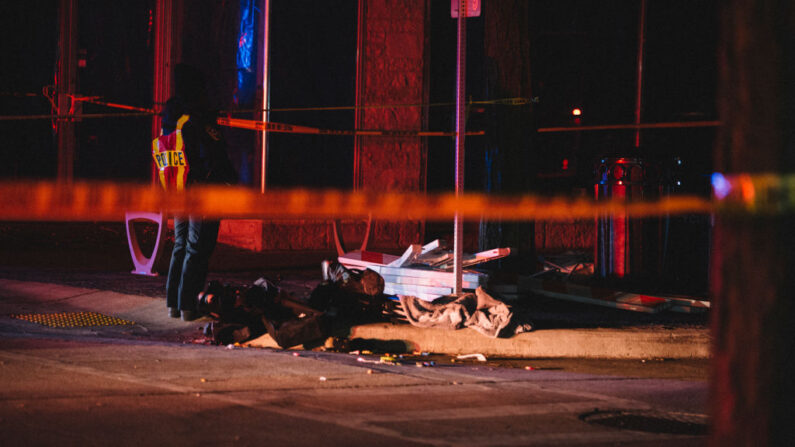 Los escombros ensucian la calle en una escena del crimen en Waukesha, Wisconsin, el 21 de noviembre de 2021. (Jim Vondruska/Getty Images)