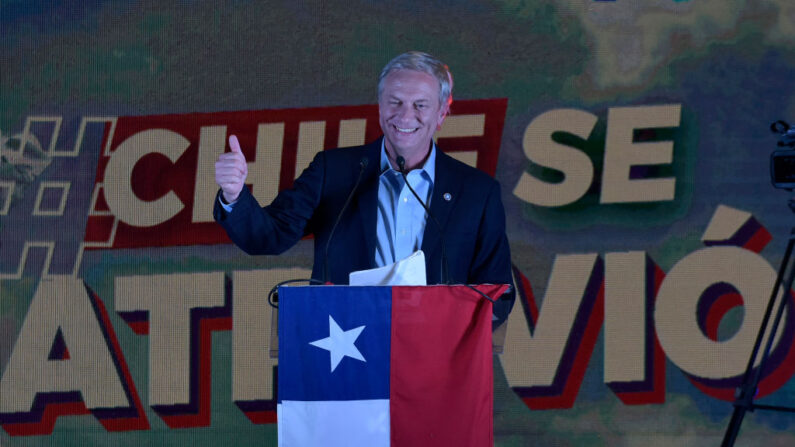 El candidato del partido de la República, José Antonio Kast, habla con sus partidarios al final de las elecciones presidenciales el 21 de noviembre de 2021 en Santiago, Chile. (Claudio Santana/Getty Images)