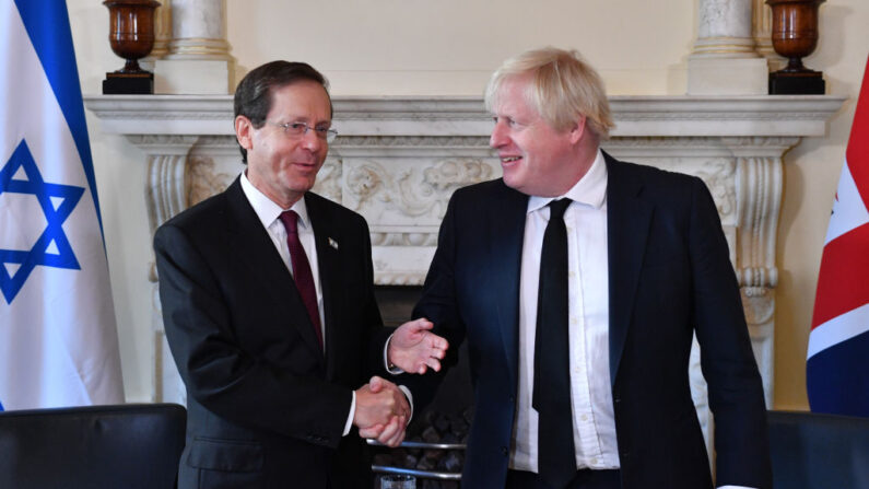 El primer ministro británico, Boris Johnson (der.), le da la mano al presidente israelí, Isaac Herzog, en Downing Street, el 23 de noviembre de 2021, en Londres, Inglaterra. (Justin Tallis-WPA Pool/Getty Images)