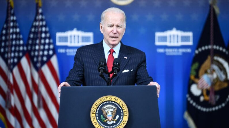 El presidente de EE. UU., Joe Biden, pronuncia un discurso sobre la economía y la reducción de precios en el South Court Auditorium de la Casa Blanca en Washington, DC, el 23 de noviembre de 2021. (BRENDAN SMIALOWSKI/AFP vía Getty Images)