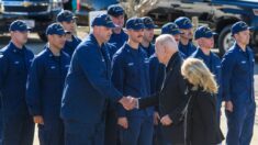 Biden se reúne para el Día de Acción de Gracias con miembros del servicio de guardacostas