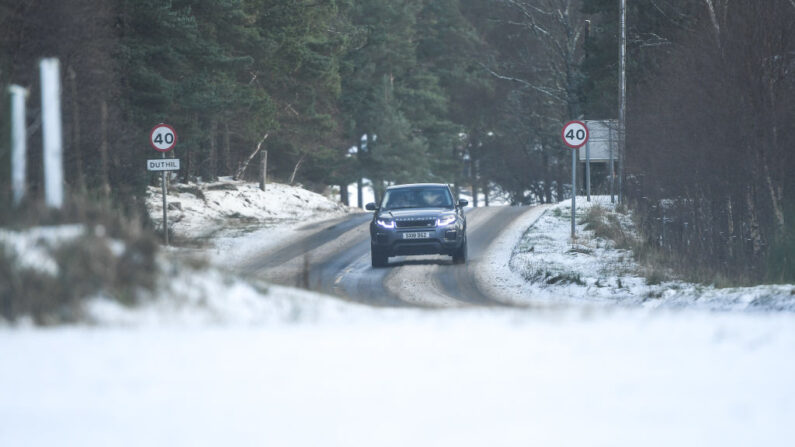 Se ve un coche circulando por carreteras cubiertas de nieve el 27 de noviembre de 2021 en Carrbridge, Reino Unido. (Peter Summers/Getty Images)