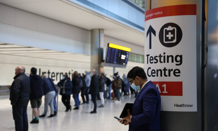 Un centro de pruebas de detección de COVID-19 se anuncia en la Terminal 5 de Heathrow, Londres, Inglaterra, el 28 de noviembre de 2021. (Hollie Adams/Getty Images)