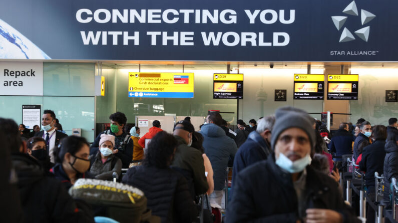 Los viajeros hacen fila en la Terminal 2 de Heathrow el 28 de noviembre de 2021, en Londres, Inglaterra. Tras el descubrimiento de una nueva variante de Covid-19, cuyas mutaciones sugieren una mayor transmisibilidad que las cepas de virus anteriores, el Reino Unido impuso nuevas restricciones a los viajeros que llegan. (Hollie Adams/Getty Images)