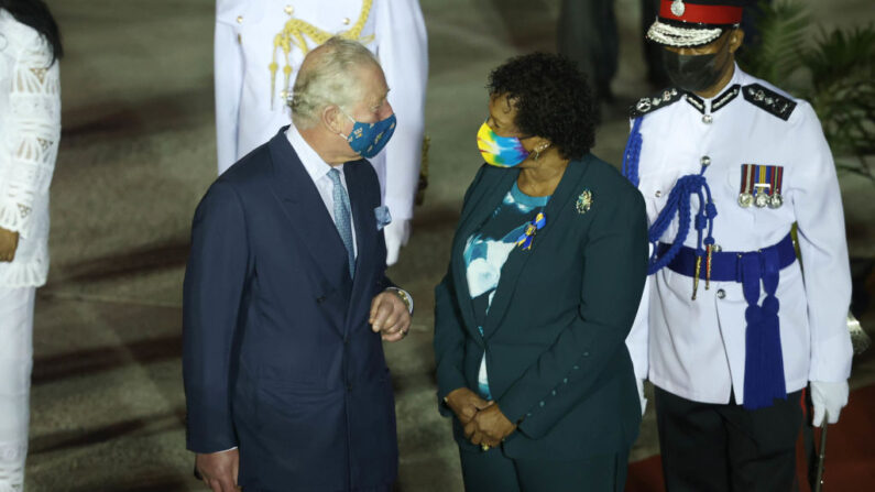 El príncipe Carlos de Gales es recibido por Dame Sandra Mason (de verde) a su llegada al aeropuerto de Bridgetown el 28 de noviembre de 2021 en Bridgetown, Barbados. (Ian Vogler - Pool/Getty Images)