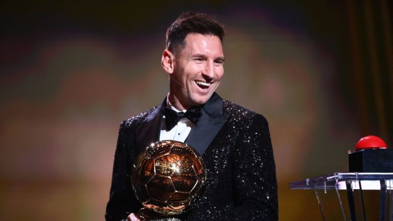 El delantero argentino del París Saint-Germain, Lionel Messi, reacciona tras recibir el premio Balón de Oro durante la ceremonia de entrega del Balón de Oro de Francia 2021 en el Teatro del Chatelet en París el 29 de noviembre de 2021. (Franck Fife/AFP vía Getty Images)

