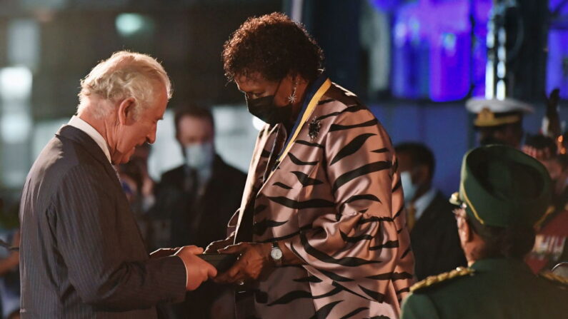 La presidenta de Barbados, Dame Sandra Mason, entrega al Príncipe Carlos la Orden de la Libertad de Barbados durante la ceremonia de investidura presidencial en la Plaza de los Héroes el 30 de noviembre de 2021 en Bridgetown, Barbados. (Toby Melville - Pool/Getty Images)