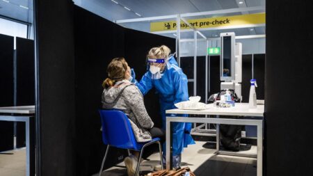 El ómicron se detectó en Países Bajos una semana antes que en Sudáfrica