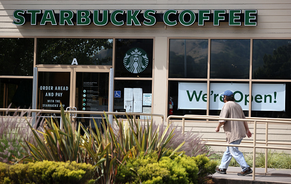 Un cliente se prepara para entrar en una tienda de Starbucks Coffee el 10 de junio de 2020 en San Rafael, California. (Foto de Justin Sullivan/Getty Images)