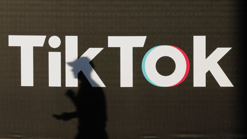 Un anuncio de la empresa de medios sociales TikTok el 21 de septiembre de 2020 en Berlín, Alemania. (Sean Gallup/Getty Images)
