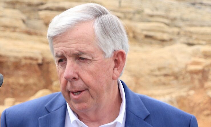 El gobernador del Estado de Misuri Mike Parson el 22 de septiembre de 2020 en el campo Payne's Valley en Big Cedar Lodge en Ridgedale, Misuri.(Tom Pennington/Getty Images para la Payne's Valley Cup)