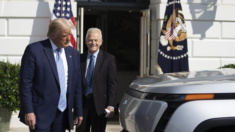 El presidente Donald Trump y el asesor comercial de la Casa Blanca, Peter Navarro, revisan la nueva camioneta pickup Endurance, totalmente eléctrica, en el jardín sur de la Casa Blanca el 28 de septiembre de 2020. (Tasos Katopodis/Getty Images)