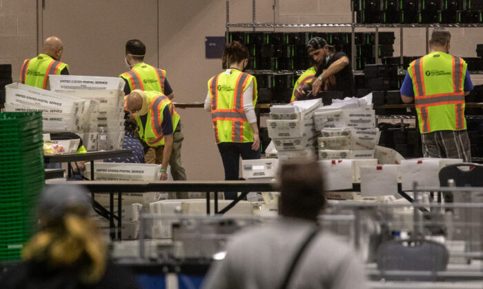 Trabajadores electorales cuentan los votos en una foto de archivo. (Chris McGrath/Getty Images)