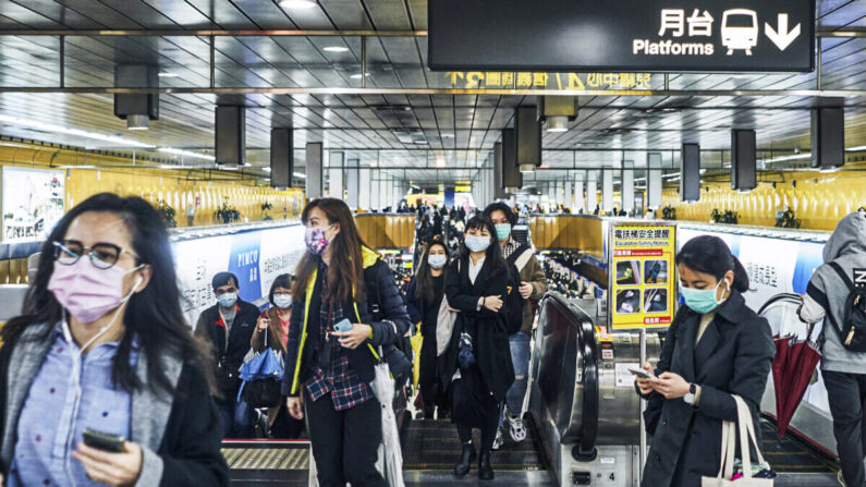 Los viajeros llevan mascarillas en una estación de tren en Taipei, Taiwán, el 2 de diciembre de 2020. (An Rong Xu/Getty Images)