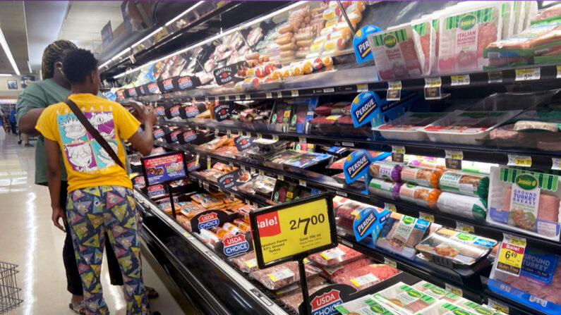 Los clientes compran carne con los precios en alza en un supermercado el 10 de junio de 2021 en Chicago, Illinois. (Scott Olson/Getty Images)