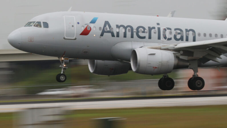Un avión de American Airlines aterriza en el Aeropuerto Internacional de Miami el 16 de junio de 2021 en Miami, Florida. (Joe Raedle/Getty Images)
