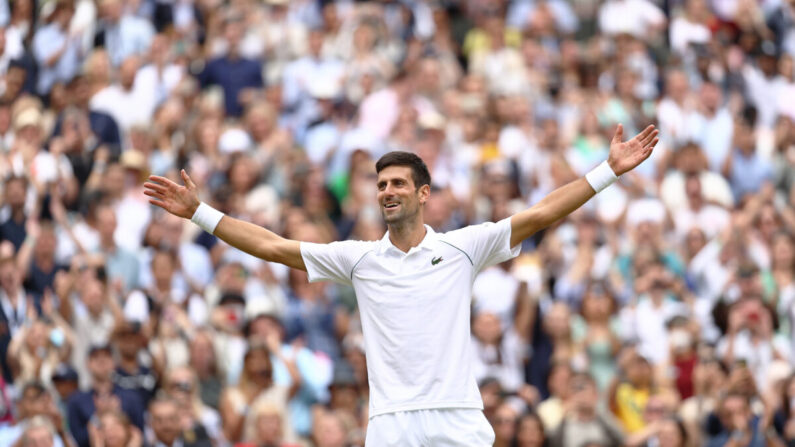 Novak Djokovic celebra la victoria en su partido de la final masculina de individuales contra Matteo Berrettini de Italia en la decimotercera jornada de The Championships-Wimbledon 2021 en el All England Lawn Tennis and Croquet Club en Londres el 11 de julio de 2021. (Julian Finney/Getty Images)
