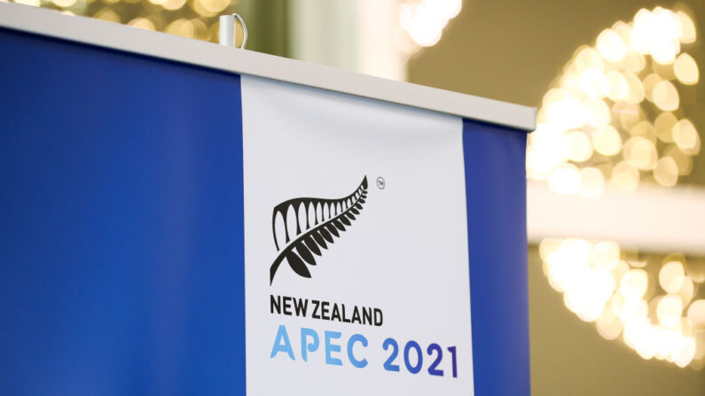 La señalización de la APEC se muestra durante el retiro informal de los líderes de la APEC en el Majestic Centre el 16 de julio de 2021 en Wellington, Nueva Zelanda. (Hagen Hopkins/Getty Images)